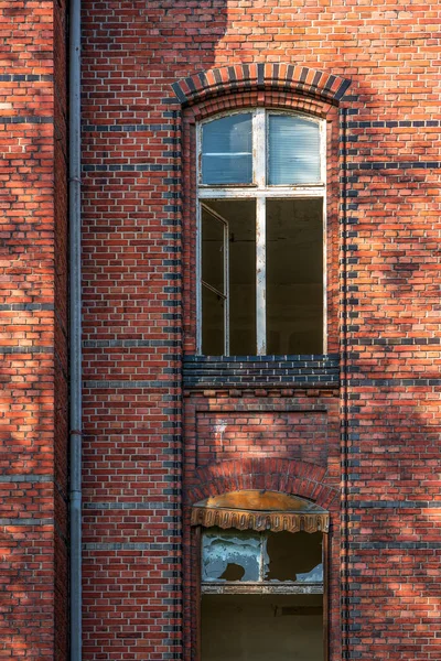 Fasada Starego Domu Wybitymi Oknami — Zdjęcie stockowe