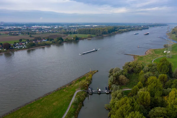 Leverkusen 'deki Ren nehrinin panoramik manzarası. İHA 'dan hava fotoğrafçılığı.
