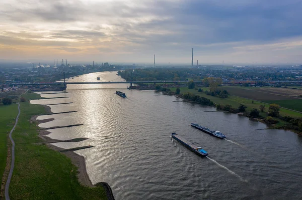 Ren Köprüsü 'nün panoramik manzarası Leverkusen. İHA 'dan hava fotoğrafçılığı