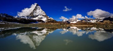 Matterhorn, göldeki yansıma.