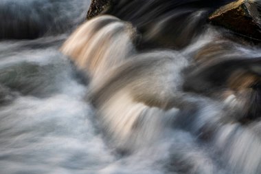 Almanya 'da gün batımında uzun bir nehir manzarası .