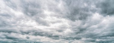 Fırtınalı bulutlu karanlık gökyüzü