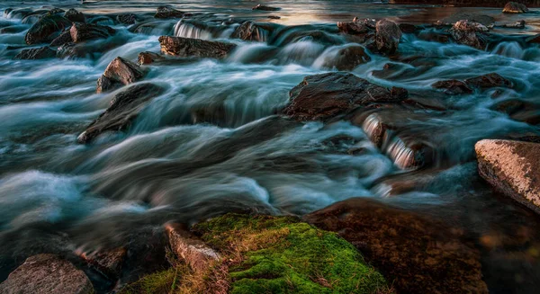 Acqua Che Scorre Colorata Lunga Esposizione Acqua Corrente — Foto Stock