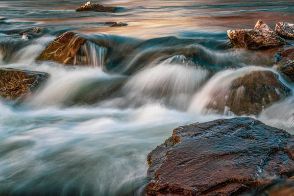 Acqua Che Scorre Colorata Lunga Esposizione Acqua Corrente — Foto Stock