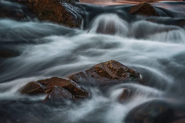 Acqua Che Scorre Colorata Lunga Esposizione Acqua Corrente — Foto Stock