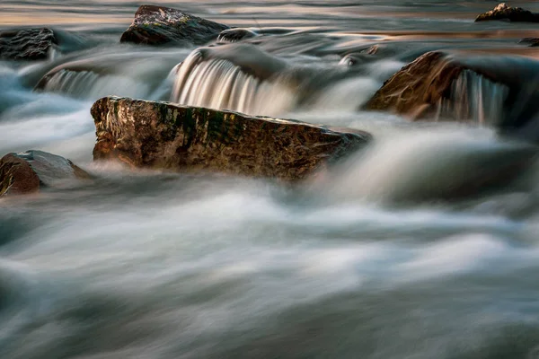 Acqua Che Scorre Colorata Lunga Esposizione Acqua Corrente — Foto Stock