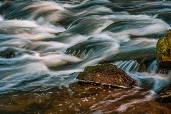 Barevná Tekoucí Voda Dlouhá Expozice Tekoucí Vody — Stock fotografie