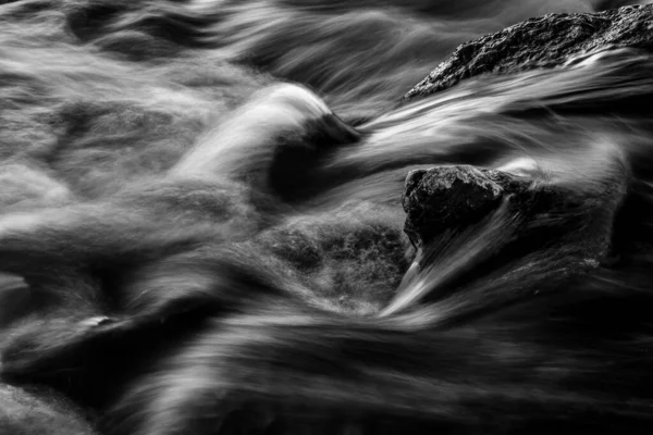 Lunga Esposizione Fiume Bianco Nero — Foto Stock