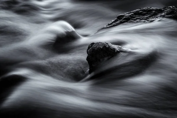Langzeitbelichtung Eines Flusses Schwarz Und Weiß — Stockfoto