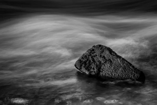 Siyah Beyaz Bir Nehre Uzun Süre Maruz Kalmak — Stok fotoğraf