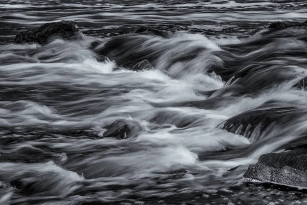 Lunga Esposizione Fiume Bianco Nero — Foto Stock