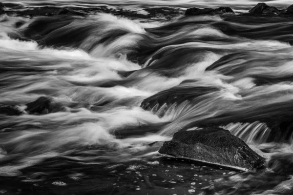 Lunga Esposizione Fiume Bianco Nero — Foto Stock