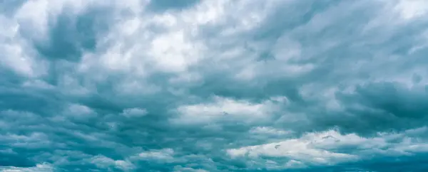 Céu Escuro Com Nuvens Trovoadas — Fotografia de Stock