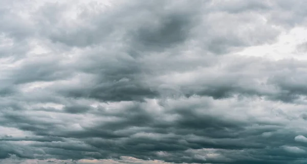 Céu Escuro Com Nuvens Trovoadas — Fotografia de Stock