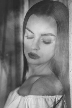 Gerçeküstü bulanık bir portre. Genç ve güzel bir kadının portresi.