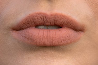 Genç ve güzel bir kadının dudakları