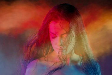 Güzel bir genç kadının portresi, gerçeküstü bulanık bir portre.