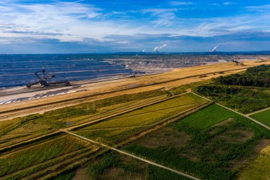 Hambach yüzey mayını ve Hambach Ormanı 'nın panoramik manzarası, Almanya. Drone fotoğrafçılığı.