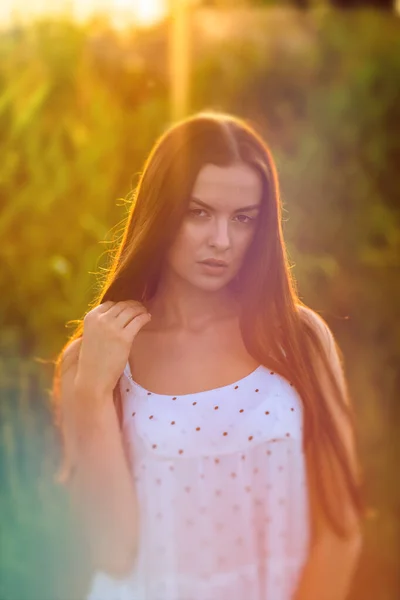 Joven Hermosa Mujer Vestido Blanco Campo Maíz Retrato Borroso Surrealista — Foto de Stock