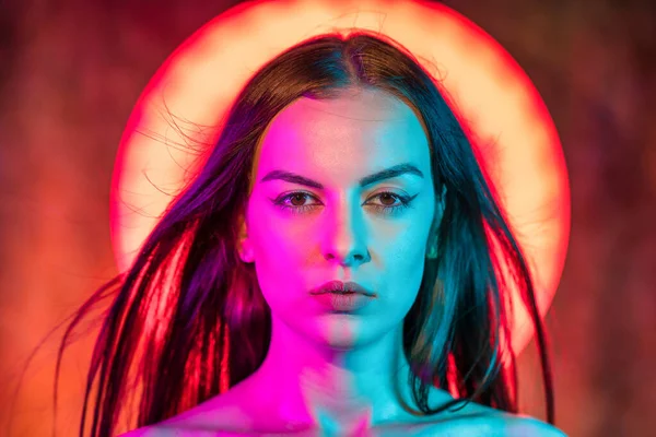 Portrét Záběr Krásné Mladé Ženy Barvách Rgb — Stock fotografie