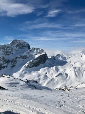 St.Moritz 'deki İsviçre Apls tatil köyünde güneşli bir kış gününün manzarası.