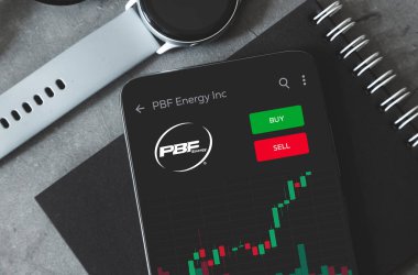 Ufa, Rusya - 7 Ekim 2021: Akıllı telefon üzerinde logo PBF, yatırım ticaret uygulaması.