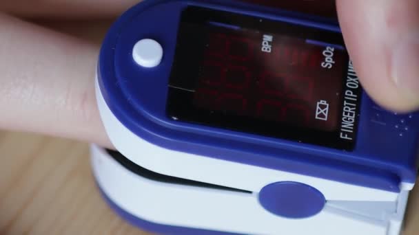 Pulse oximeter on the patients hand finger — Stock Video