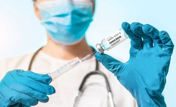 Лікар, що тримає шприц і ампулу з вакциною в руці Новий Варіант мікрона Ковід-19 і загальні дані мутацій коронавірусу. — стокове фото