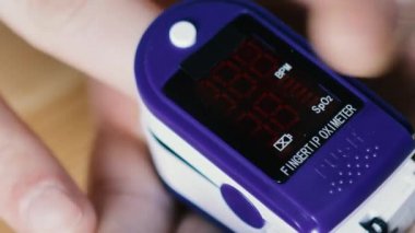 Hastanın elinde nabız oksimetresi var. Kanda oksijen var, kan basıncı 19.