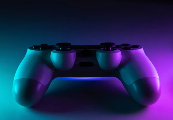 Spielcontroller, Gamepad auf blauem und lila Neon-Hintergrund. Makro, Nahaufnahme — Stockfoto