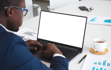 Modern laptop aygıtı kullanarak iş adamını kapat. İşadamı, müşterilerine danış. İş yerinde bilgisayar, beyaz model ekran üzerinde çalış.