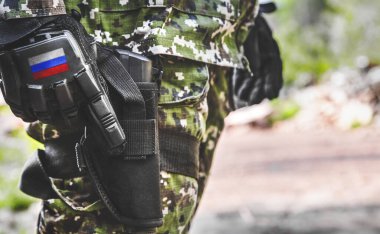 Silahlı bir Rus askeri. Rus birliklerinin Ukrayna 'ya girişi, Avrupa Savaşı