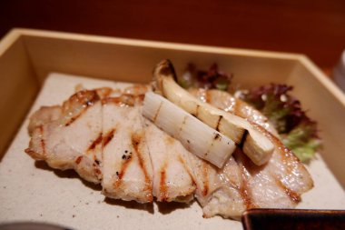 Biftek ve eryngii mashroom.