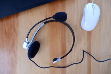İş için kulaklık ve masaüstü