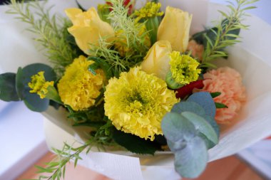 Sarı ve Pembe çiçek buketi