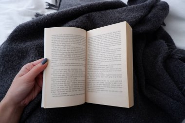 Kitap okuyan bir kadın.