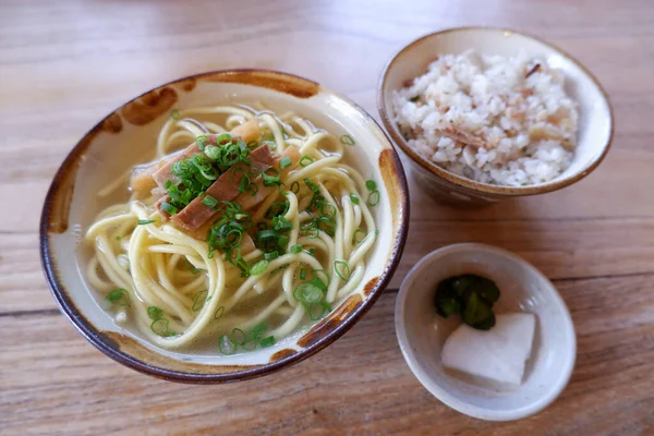 Okinawa soba ve pirinç.
