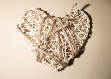 İp ve kalp şeklinde dekorasyon bej bir arka planda. Asgari konsept.