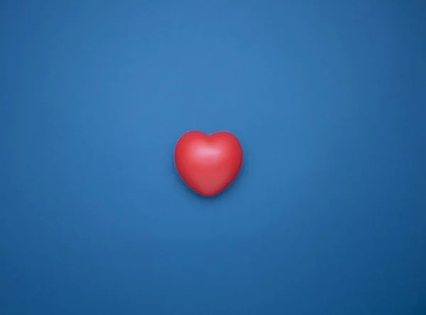 Rood Hart Van Liefde Een Blauwe Achtergrond Voor Valentijnsdag Minimale — Stockfoto