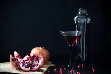 Masanın üzerindeki bardakta nar şarabı Garnet.