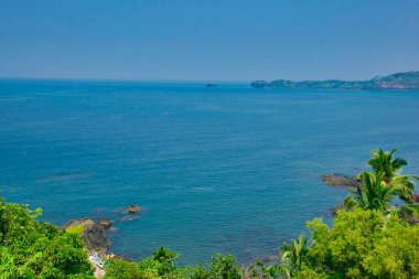 Tepenin tepesinden okyanus manzarası