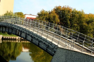Güneşli bir günde nehrin üzerindeki köprü..