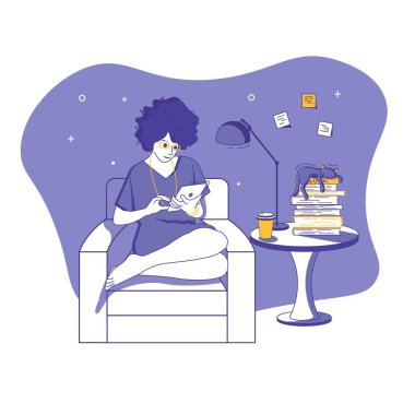 Koltuğunda oturan bir kız tablette kitap okuyor ve yanında da bir kedi uyuyor. 