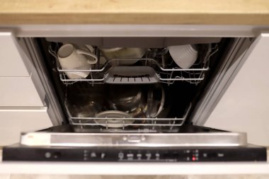 Beyaz Mutfak temiz yemekleri ile açık bulaşık makinesi 