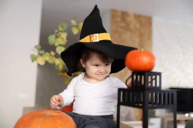 Balkabaklı siyah cadı şapkalı küçük kız.