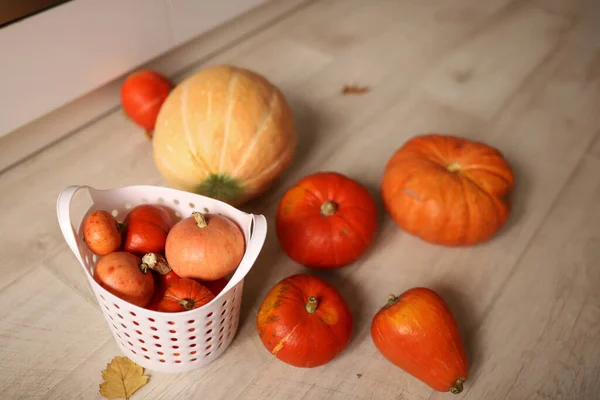 Calabazas naranjas en un interior ligero sobre un fondo de madera. — Foto de Stock