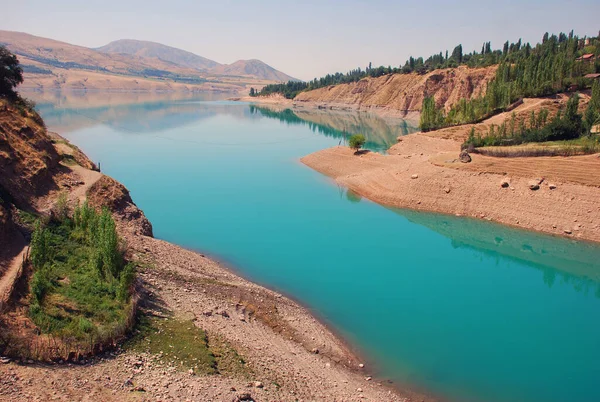Ağustos 'ta Özbekistan' da Charvak rezervuarı