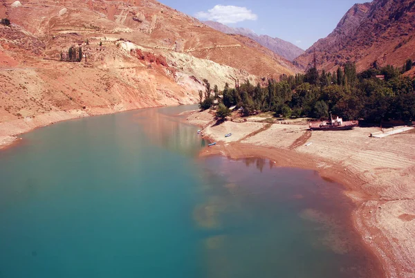 Ağustos 'ta Özbekistan' da Charvak rezervuarı