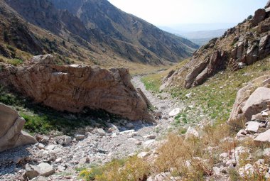 Ağustos 'ta Özbekistan dağlarında bir engelle karşılaşıyoruz. Özbekistan