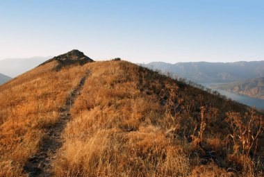 Sonbaharda, Ağustos 'ta, Tien Shan' ın batısındaki dağların zirvesine giden yol. Özbekistan
